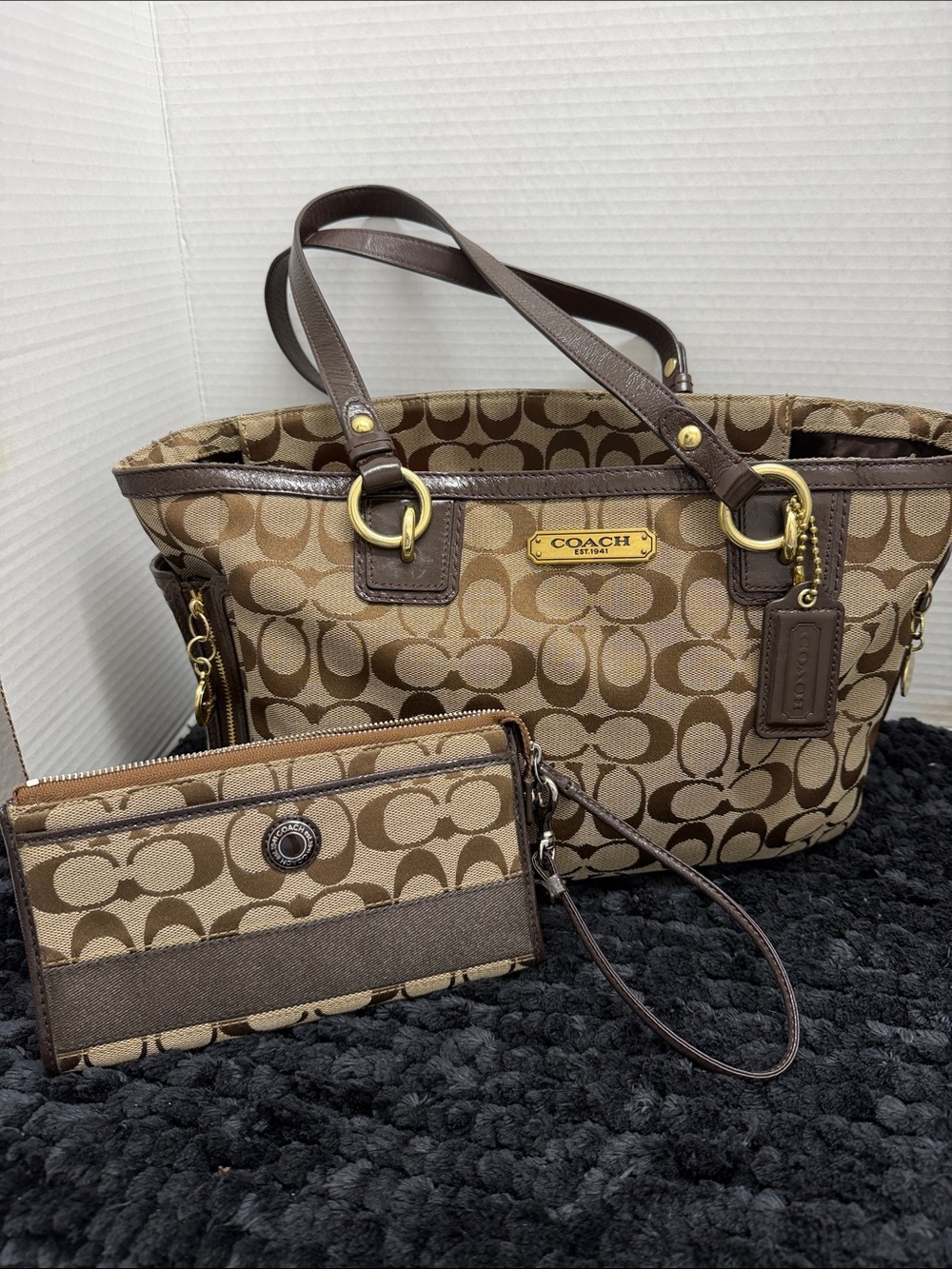 Coach Brown Signature Canvas handbag with Matching Wristlet - Picture 2 of 7